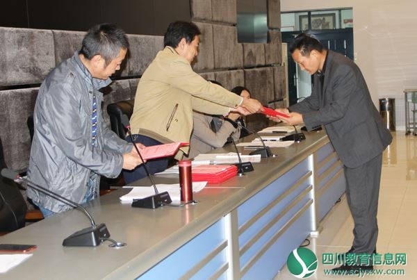 市教科中心主任洪斌（中）向实验教学检测员颁发聘书.JPG