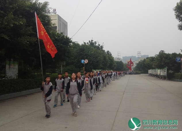 遂宁六中组织八年级学生开展远足拉练活动