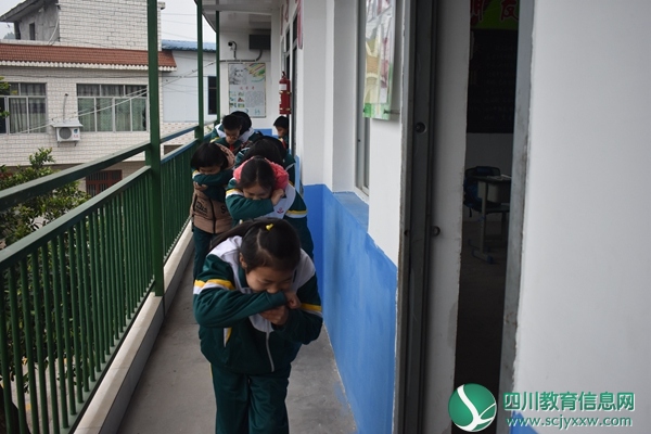 龙头小学成功开展消防疏散演练