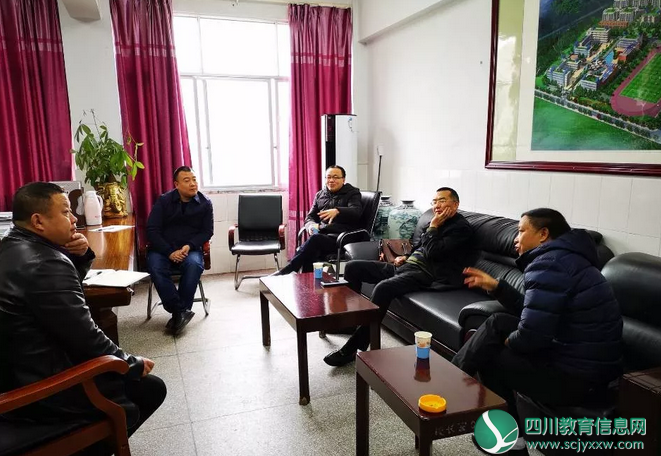 双流棠湖中学校长刘凯一行到遂宁六中指导教学