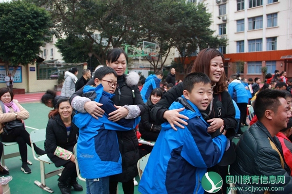 和父母深情相拥_副本.jpg