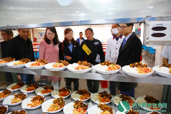 市三中：办用心的食堂，让家长放心、学生舒心