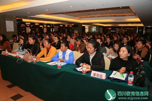 参训辅导员认真听讲.JPG