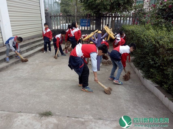 分水小学大队部学生来到敬老院开展献爱心活动