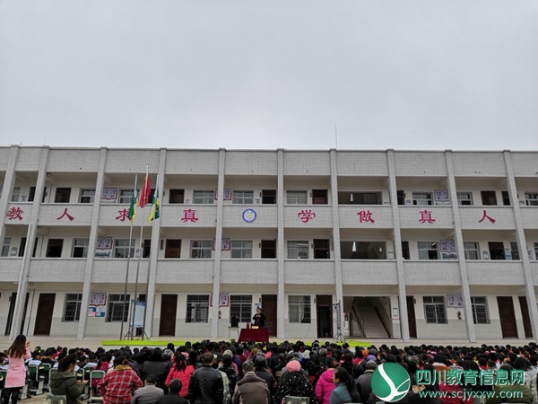 著名青少年心理教育和家庭教育专家余永红一行到真武小学开展“家庭是孩子的第一所学校”专题公益讲座