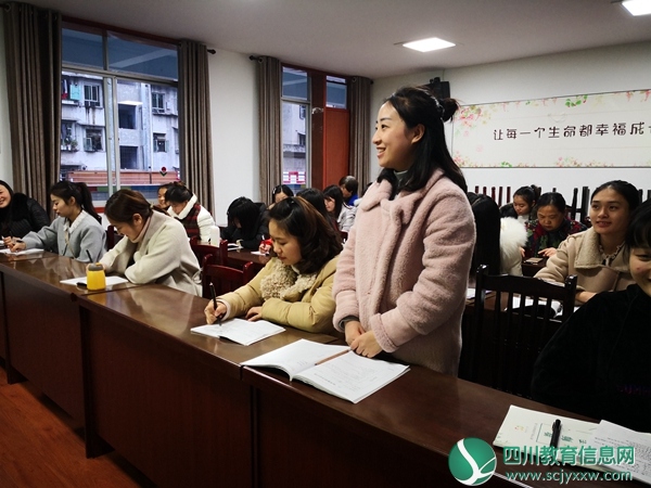 顺城街幼儿园教职工集中学习《意见》精神