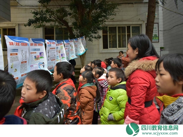 安居区横山小学参观法制禁毒图片，增强禁毒保护意识