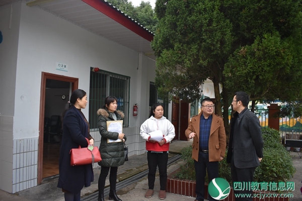 安居职中招生就业处主任莫先忠一行到龙头小学看望实习生并调研实习工作