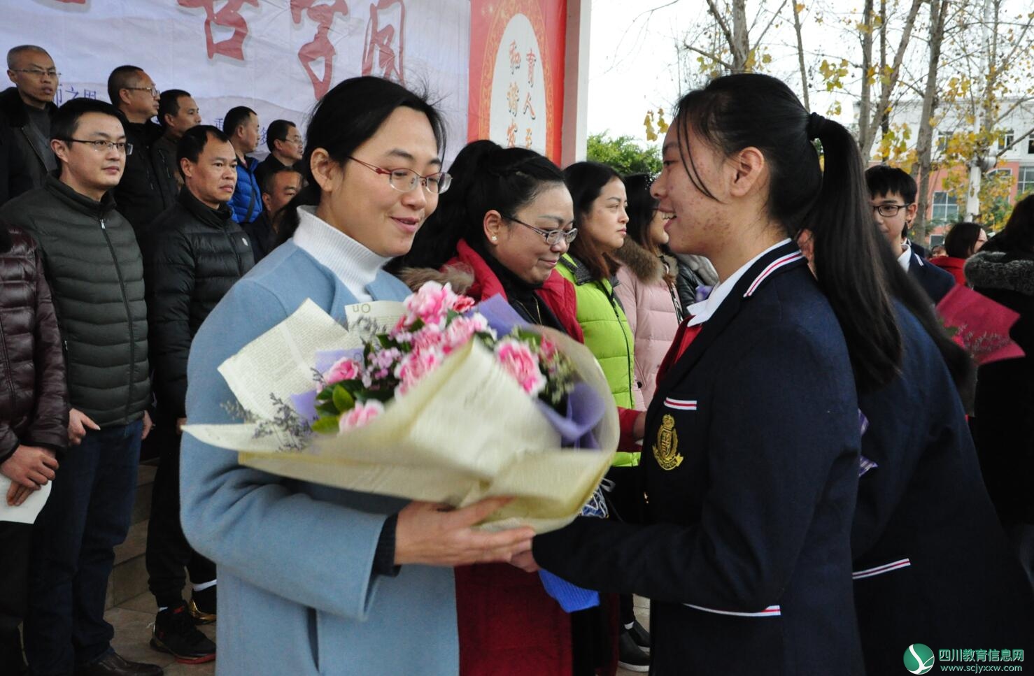 遂宁高级实验学校举行“尊师道 善学风”尊师典礼