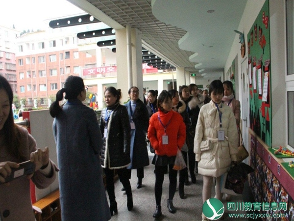 市纠正“小学化”倾向提升教师专业素养培训会参培教师到安居第一幼儿园观摩
