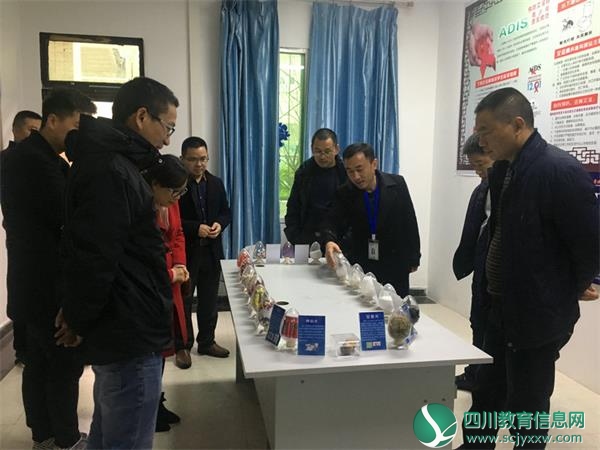 宜宾市委办法治综合科参观聚贤初中1-副本.JPG