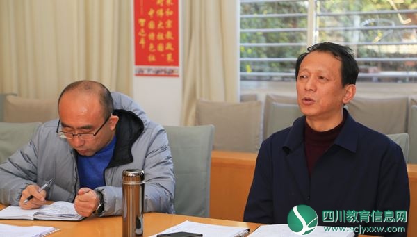市教科知局党委书记、局长罗荣（右）就如何贯彻州教育工作大会精神作强调.JPG