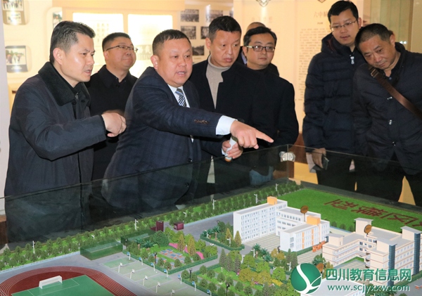韩麟区长了解学校规划 (2).jpg