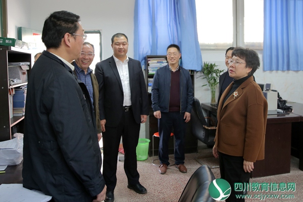 马晓凤副市长莅临市三中慰问优秀教师