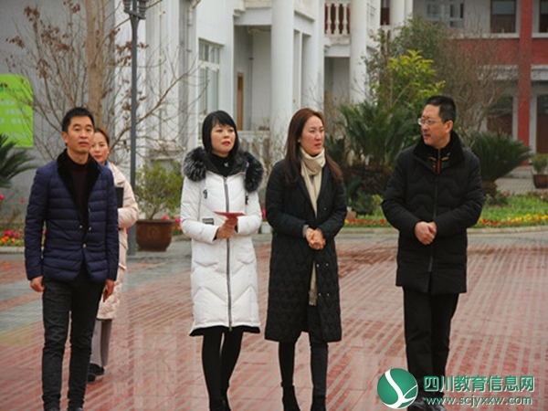 荥经县副县长毛建美调研指导严道二小开学工作