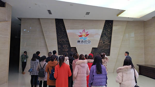 平昌县石垭初中：举行三八节庆祝活动