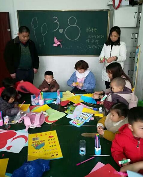 平昌县第四小学附属幼儿园：开展“妈妈，节日快乐”为主题的感恩活动活动中