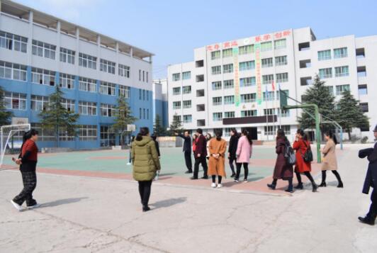 平昌县磴子小学：开展“巾帼心向党”三八节祝活动