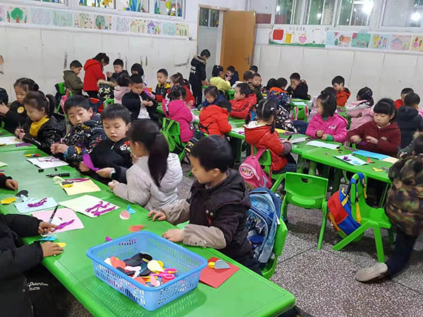 平昌县实验小学附属幼儿园：组织开展“温馨三月，情暖春天”主题活动
