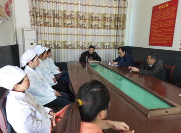 平昌县双鹿小学：召开“精细管理，服务学生”食堂专题会