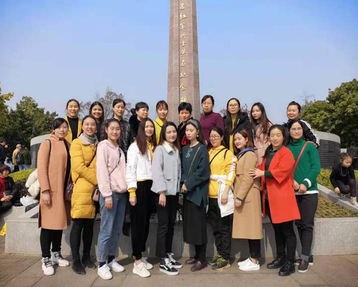 巴州区光辉小学：举行庆“三八”主题活动