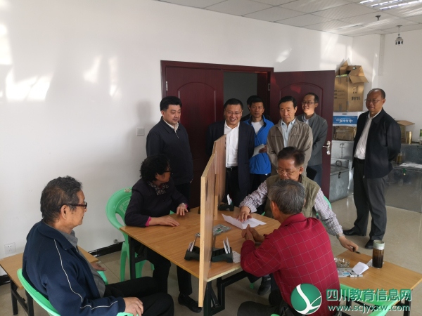 省委组织部副部长、老干局局长丁成明一行到市老年体育活动中心调研