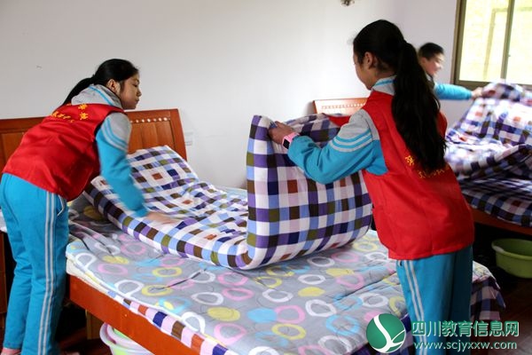 学生整理床铺_副本.jpg