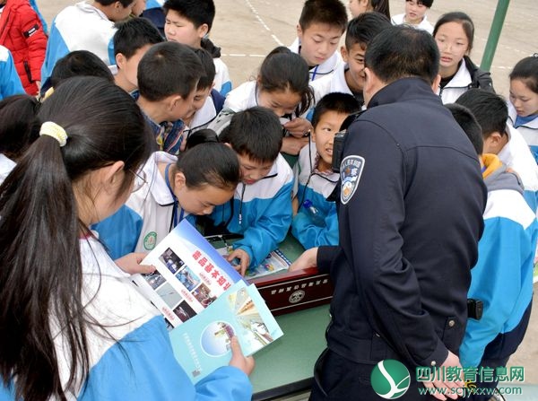 警校共育 携手护航 ——大坡初中开展“禁毒宣传暨法制教育“活动