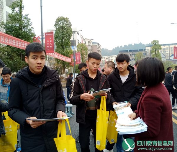 学生和老师讲解_副本.jpg