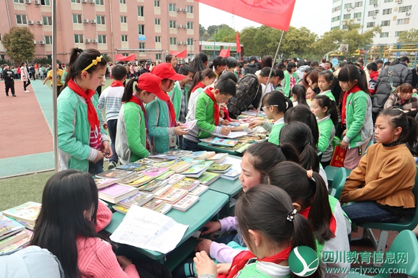 实校书市乐融融 浓浓书香飘校园——遂宁高级实验学校外国语学校举办第五届“红领巾”跳蚤书市活动