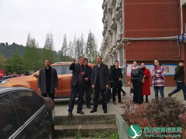 市政府督学许玉权等一行人到遂宁一中检查心理健康教育工作