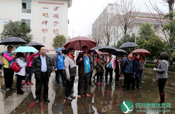参观学校副本.jpg
