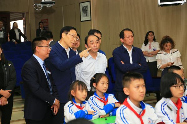 察看录播教室.JPG
