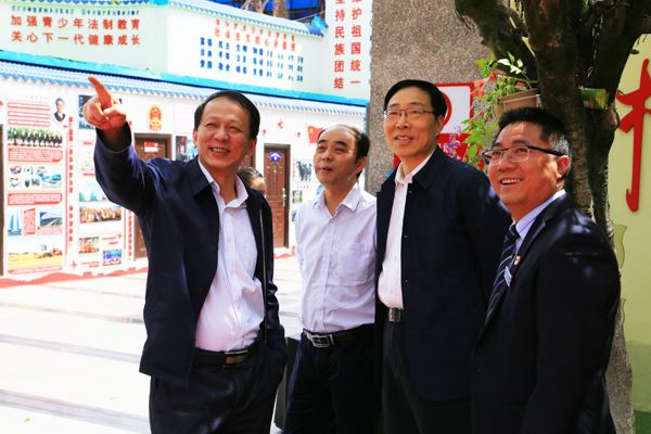 副州长肖春（右二）察看西昌二小的校园环境.JPG