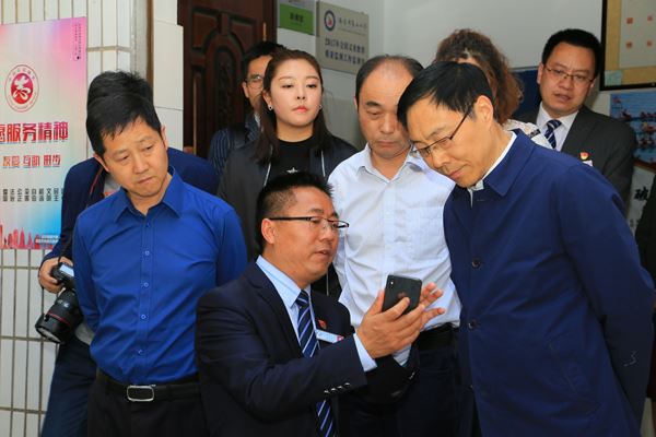 西昌二小校长沈光虎向副州长肖春介绍“学乐云平台”的功能.JPG