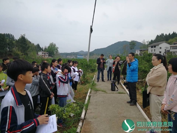 把课堂搬进荷田——遂宁六中教育联盟开展研学活动