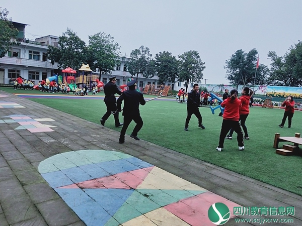 安保人员和教职工制止歹徒.JPG