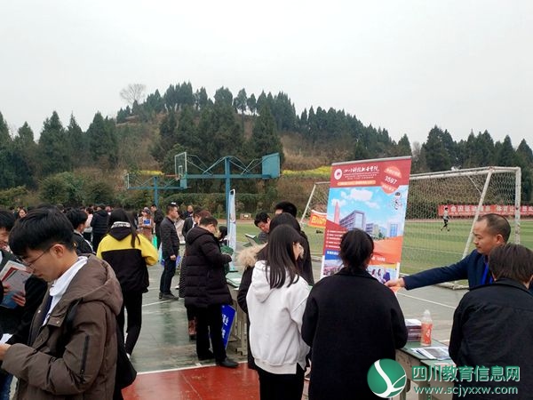 高职单招巡展现场_副本.jpg