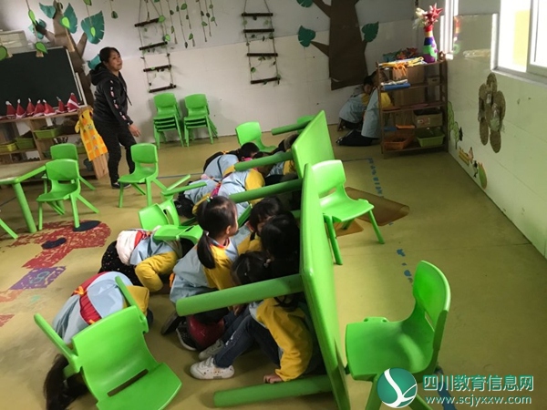 躲桌底.jpg