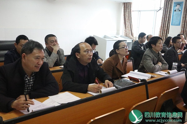 学员认真听讲.jpg