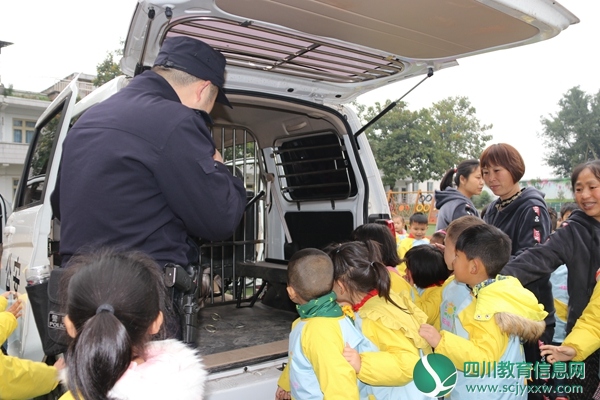 了解警车.JPG