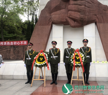 国旗班敬献花圈.png