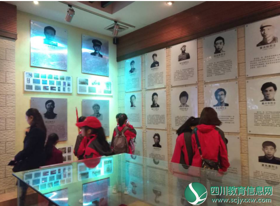 同学们有序、认真的参观烈士纪念馆，认真学习英雄事迹.png