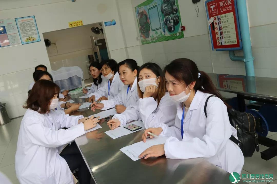 物流港实验小学开展食堂家长开放活动