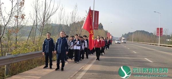 聚贤初中清明祭扫拉练活动2_副本.jpg