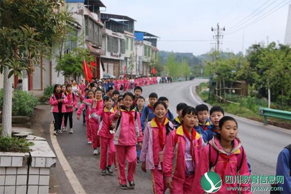 开江县甘棠小学举行“亲近自然·挑战自我”励志远足活动