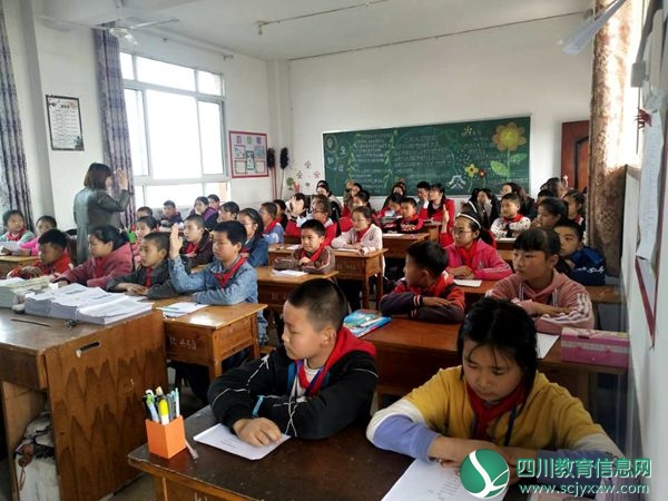 磨课小组成员在教室后排认真听课_副本.jpg