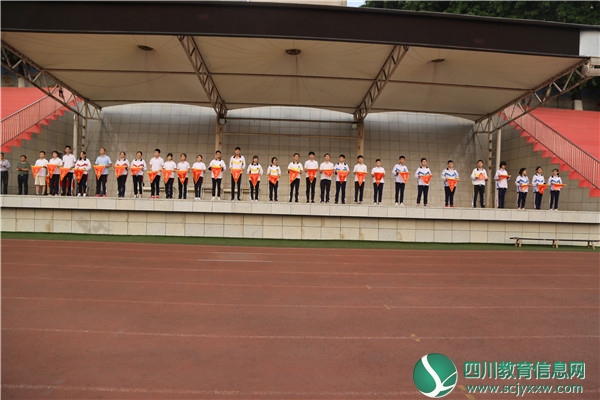 市七中教育集团举行“文明班级”“文明寝室”流动红旗授旗仪式