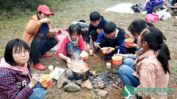 孩子们欢快地享受着自己的劳动成果_副本.jpg