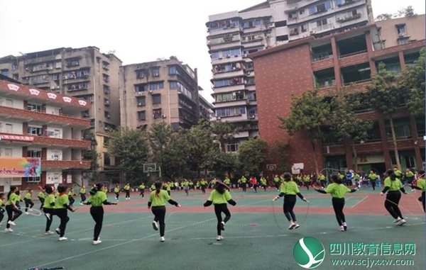 精彩的大课间跳绳.jpg